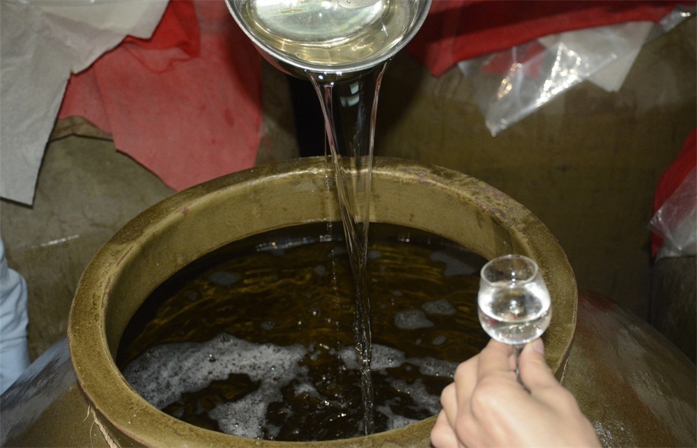 下层|酿的酒储存一段时间后上下层酒度不同,为什么?