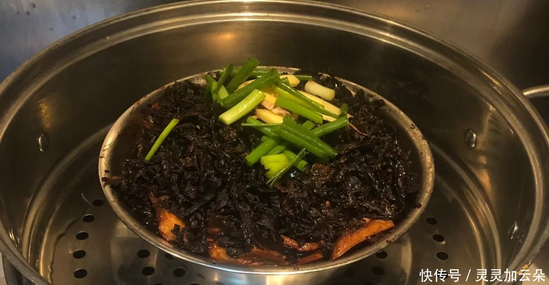 香糯肥润、酱香浓郁的“硬菜”,梅菜扣肉这样做,连吃两碗白米饭