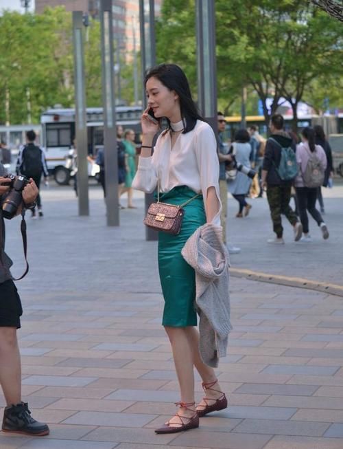 冬天的衣服难搭配？试试这些裙子的穿搭，淑女风气质超耐看