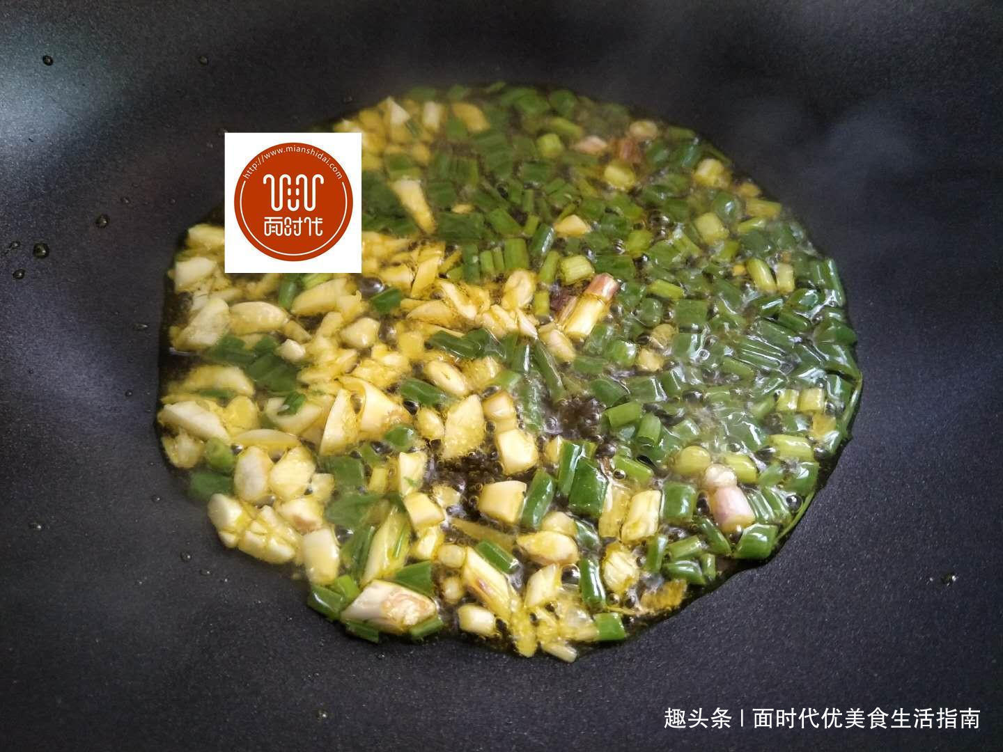 鸡蛋别再炒西红柿了,加它一起炒,加快身体代谢,减肥!