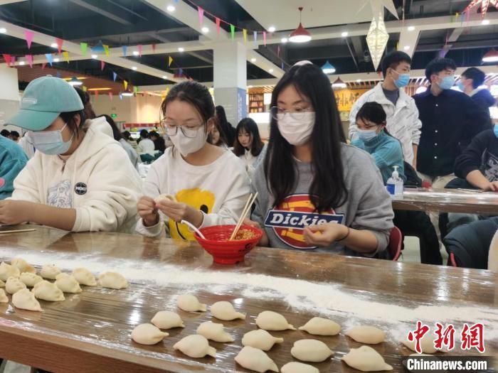 饺子|大连艺术学院2000多名学生冬至集体包饺子送全校师生