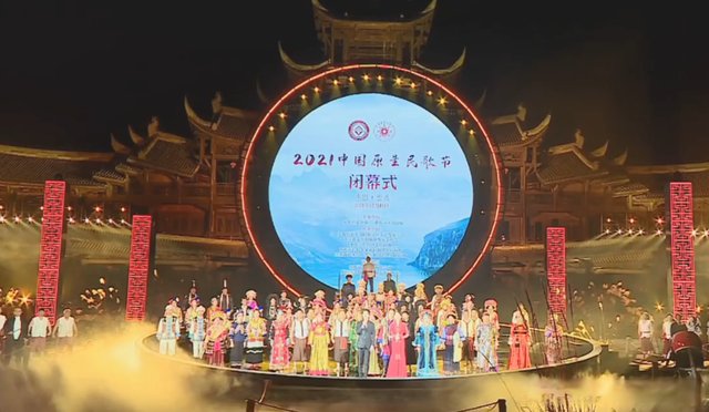 尹颂：出镜率上涨，对内参加央视网综对外主持“重庆民歌节晚会”