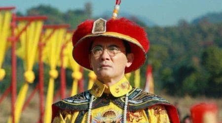 审判|溥仪最男人的8天,将审判席坐出龙椅的气势,拍桌怒怼日本天皇!