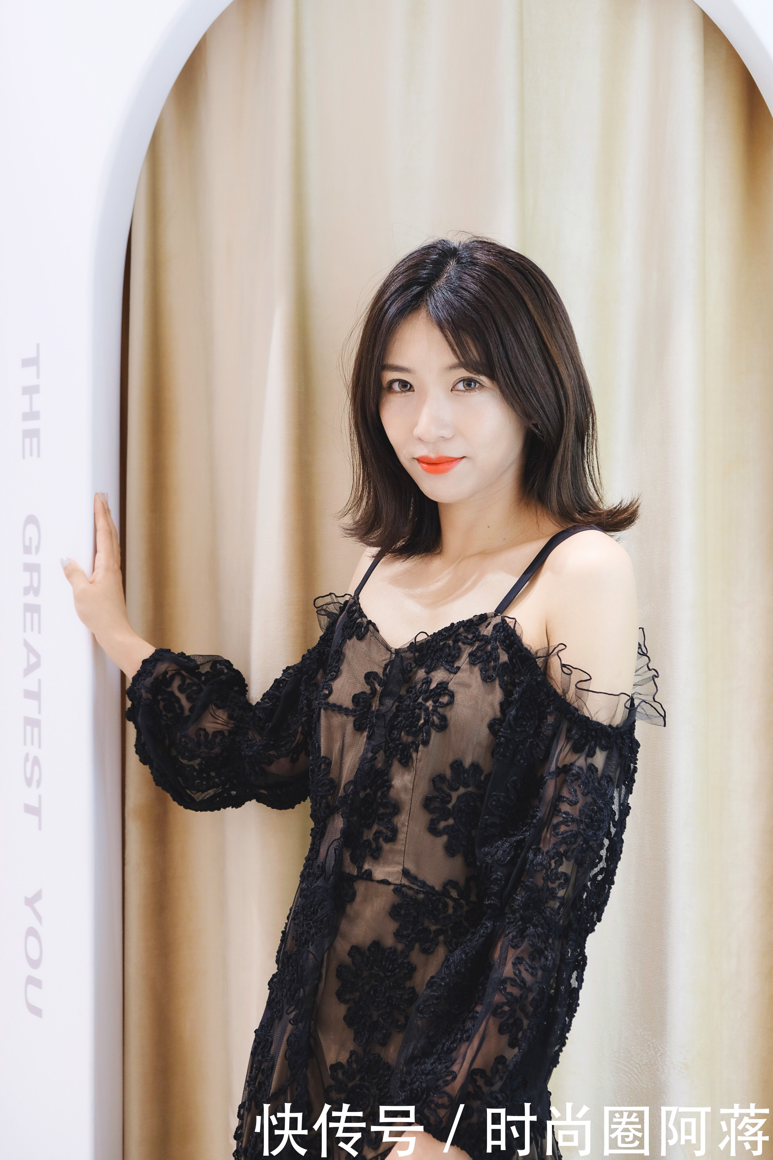 小姐姐|了不起的你：女神范十足的夏日吊带裙穿搭