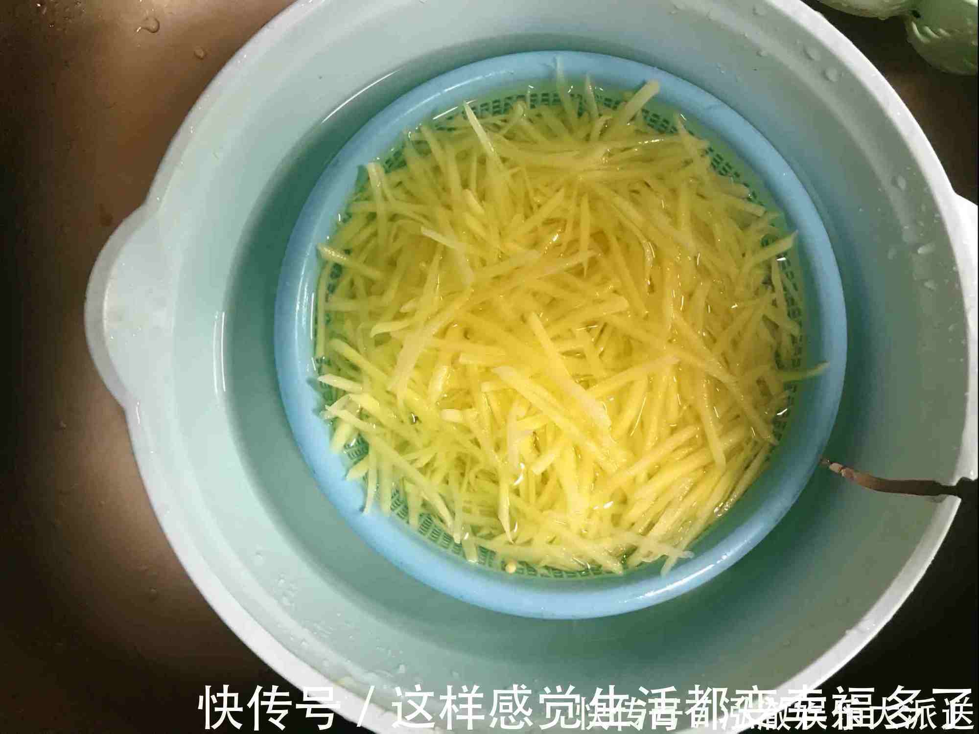 大厨教你炒土豆丝,学会这1个小技巧,做的比饭店的还香!