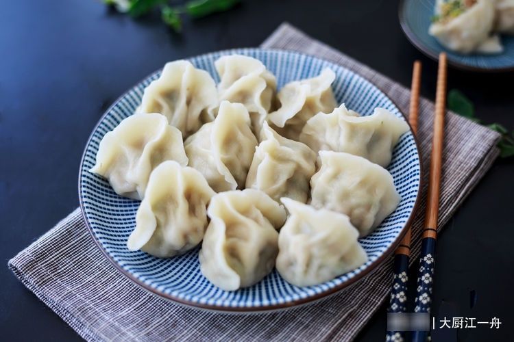饺子|三伏天包饺子，白菜韭菜靠边站，我家就爱吃这馅，鲜嫩又多汁