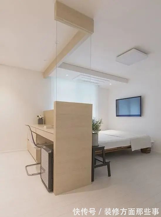 隔断|直到完工,才知道媳妇眼光独到,床头做书房,中间隔断半墙半玻璃