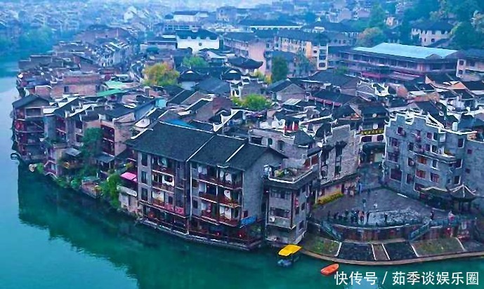 来镇远古镇,可以参观独特的吊脚楼群,也可以沿街逛特色工艺品店