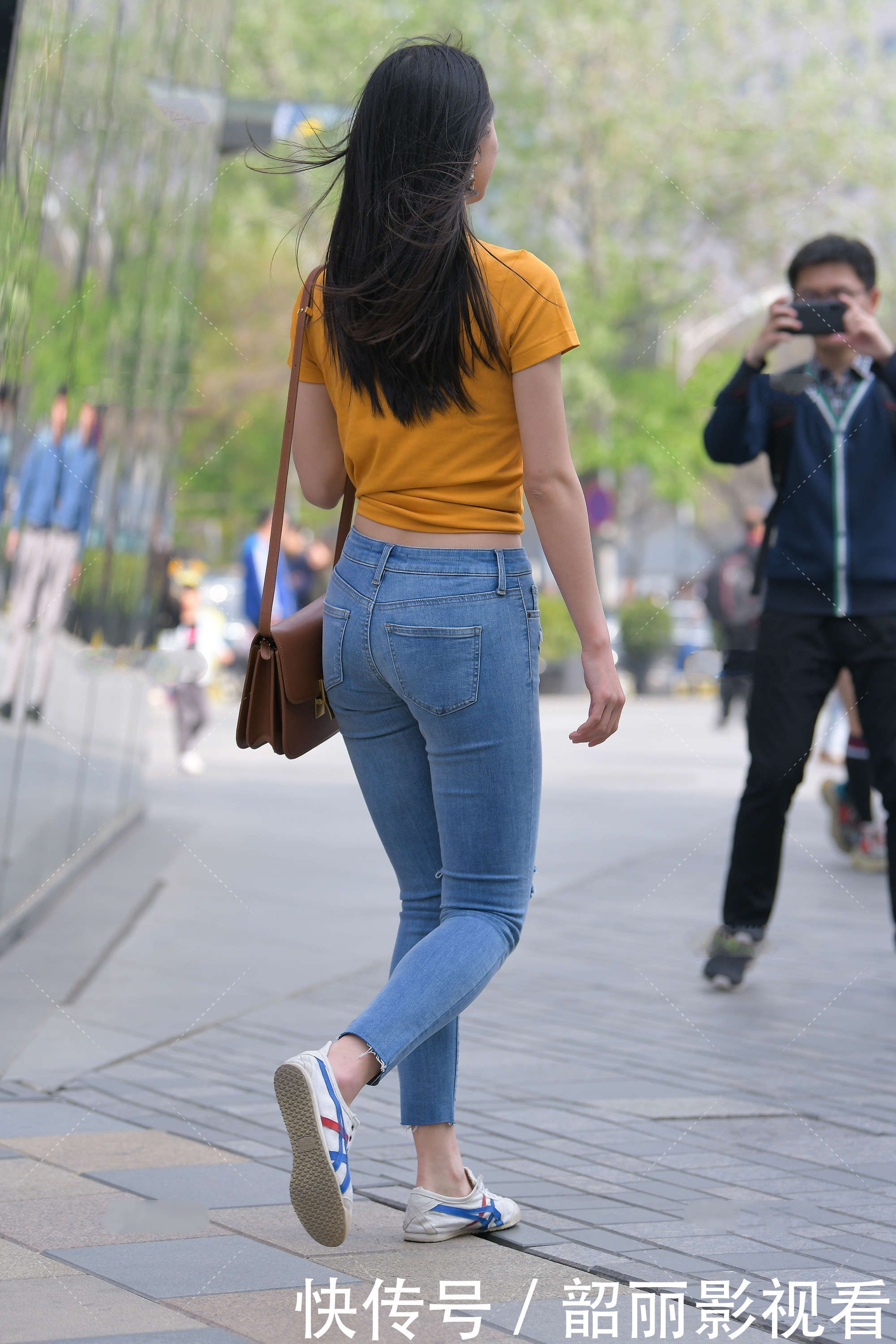 小姐姐 活力满满橙色T恤,搭配浅蓝牛仔裤,营造纯真青春感