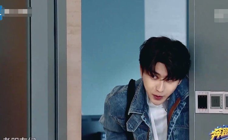 蔡徐坤出場李晨夸他瘦了,沙溢夸他帥了,但baby的贊揚(yáng)他最愛聽