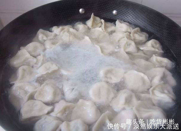 诀窍|煮冻饺子有诀窍,冷水下锅还是开水下锅很重要,大厨的秘方要牢记