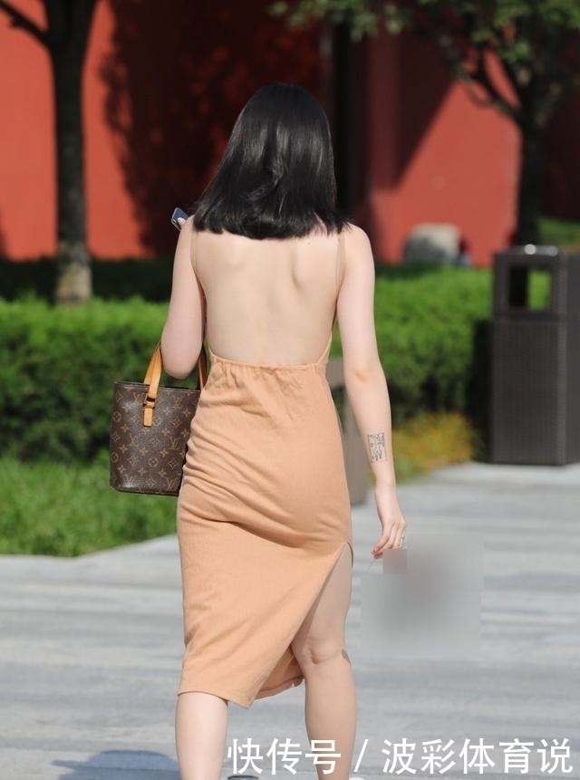 优雅|街拍秀背的连衣裙,优雅是唯一不会褪色的美