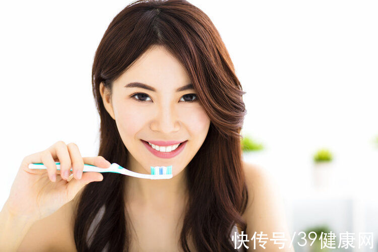 牙刷|早起不刷牙就喝水，等于喝细菌进肚子？答案或许和你想的不同