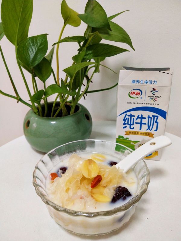 莲子银耳羹|牛奶银耳莲子羹
