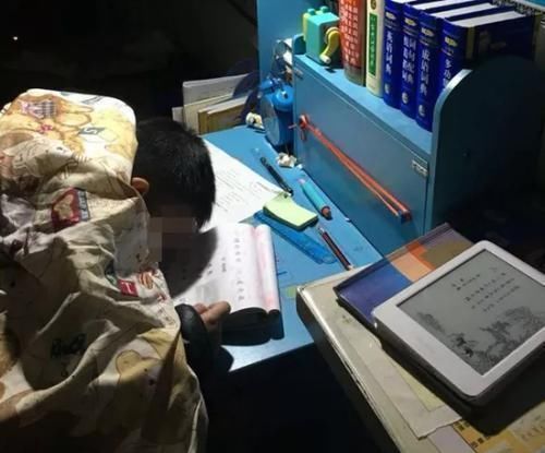 做作业|“爸爸,我好累好想睡一会儿”,孩子累得趴下再也没醒来,心疼