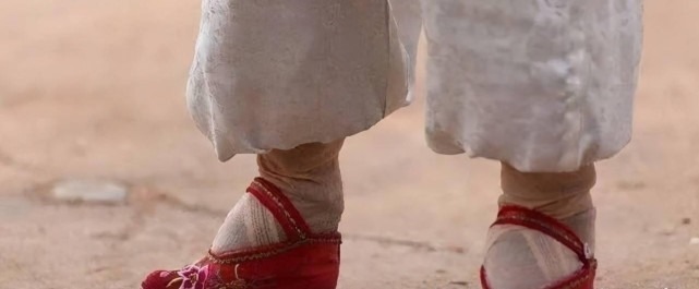 icu “裹小脚”式审美!33岁网红“手术抽脂”身亡:ICU内熬了2个月!