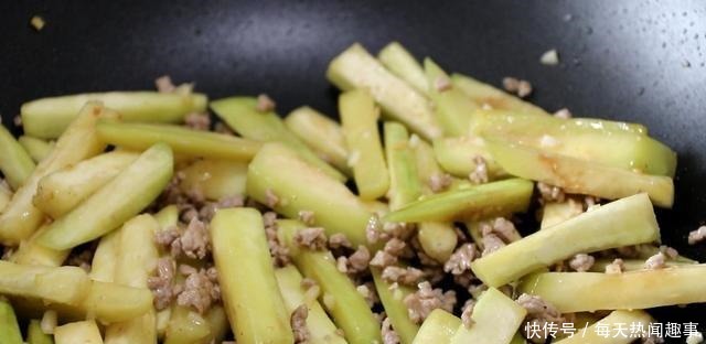 1根茄子,一块猪肉,这是茄子肉末焖面的做法,真好吃