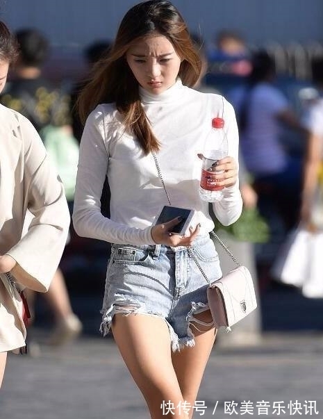 暑假怎么穿,热裤配拖鞋