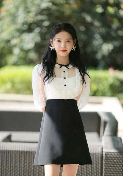 衬衫|薄纱衬衫配高腰A字裙清新时髦,回头率爆表