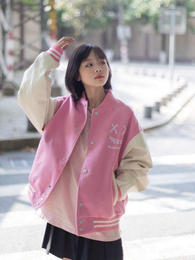 早秋|还在上学的女生可以这样穿,白色卫衣搭配百褶裙,款式百搭又休闲