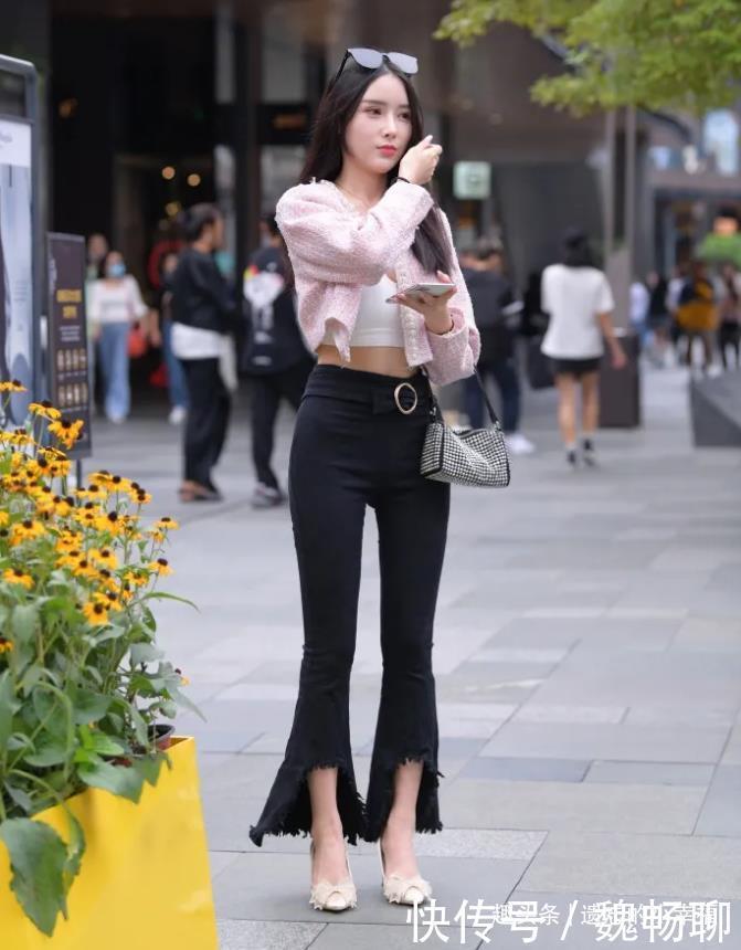 散发|时尚高腰上衣,搭配“烂裤脚”修身牛仔裤,散发时尚女生优雅韵味
