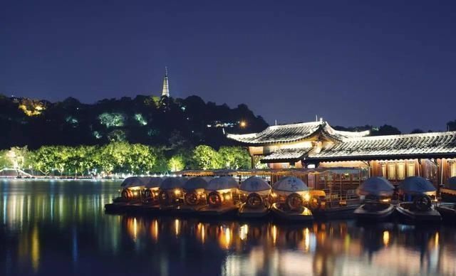 题临安邸@不知名诗人在墙上写下骂人诗,仅28字流传千古,还入选小学课本