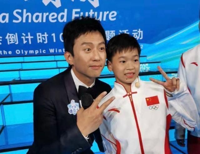 排面！全红婵首次登台唱歌，央视给5秒特写镜头，明星都没这待遇