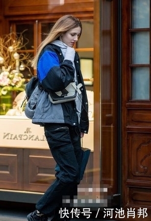 拍照|路人街拍,侧着身子拍照,非常显女性的身材曲线