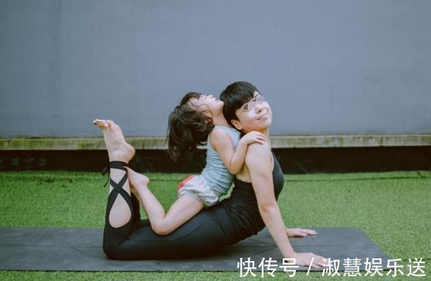 性别意识|女孩“衣不蔽体”逛超市,妈妈全然无视周围的眼光,网友真荒谬