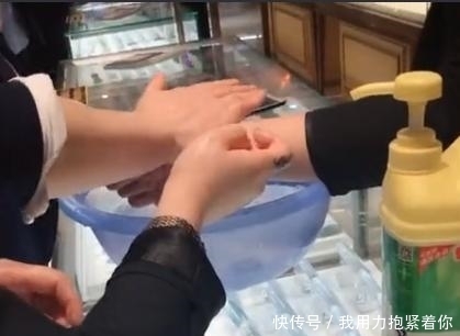 大妈珠宝店试手镯，被卡住取不下来，店员：对不起，不买也得买了