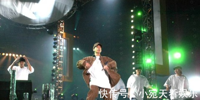 话筒|假唱翻车的8个歌手,一个比一个离谱,有人拿反麦克风唱完整首歌