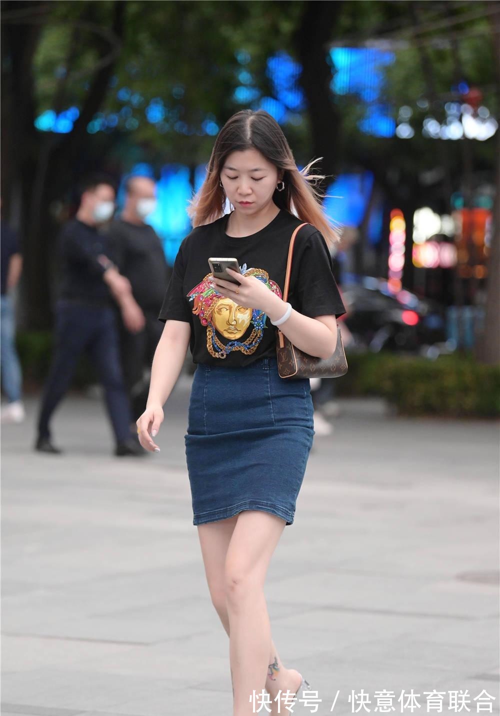 美女 牛仔短裙,夏季清凉穿搭,是很多时尚姑娘喜欢的款式!