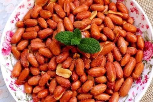 炒花生米时,直接放油是大错!多做这1步,出锅香脆,一周不返潮