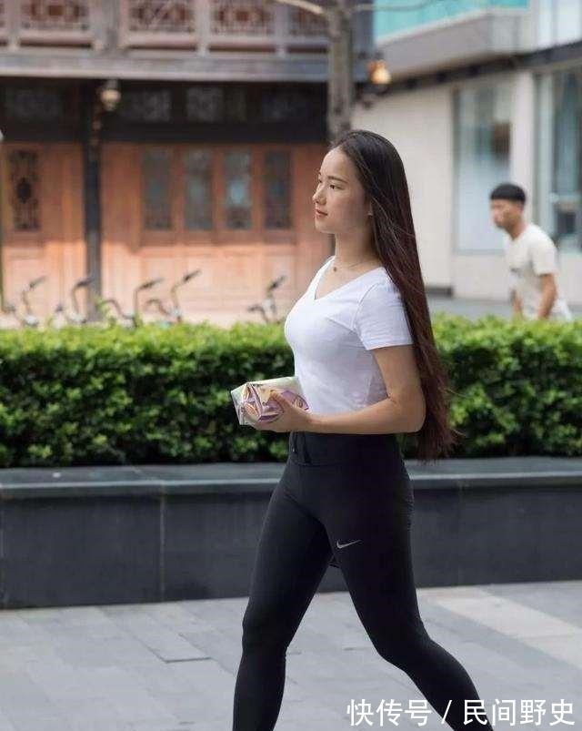 逛街 喜欢穿瑜伽裤逛街的姑娘,到哪都能美成焦点,简约靓丽!