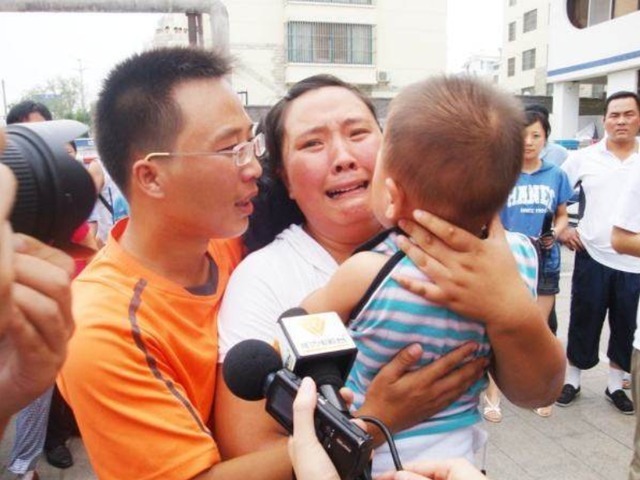 非观|爸爸醉倒在路边,3岁女儿蹲在一旁守候,网友:有这样当爹的吗?