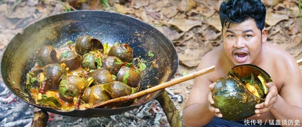 越南人野外烹饪美味大田螺,一次吃5斤蒜蓉田螺,你敢吃吗?