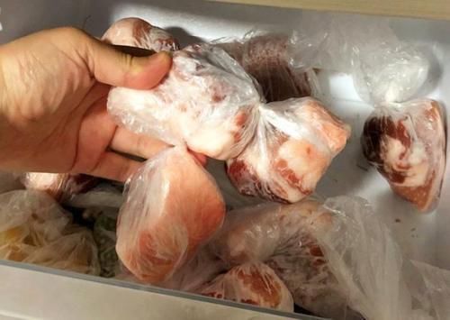 冻得像砖块的肉，不要用热水泡，学会解冻小妙招，肉吃着鲜嫩不腥