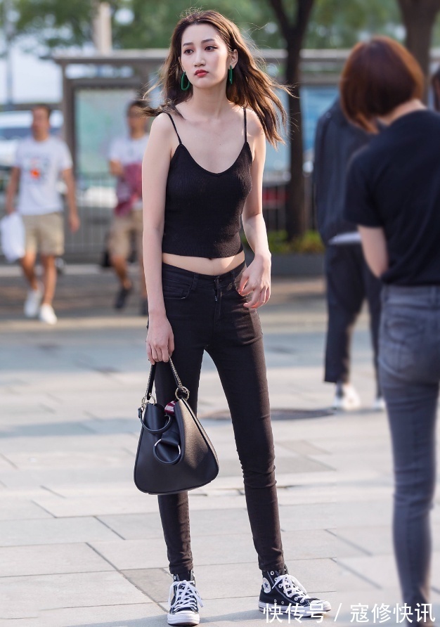 上身|小姐姐的身材太不协调了吧肚子全是赘肉,却拥有一双漫画腿!