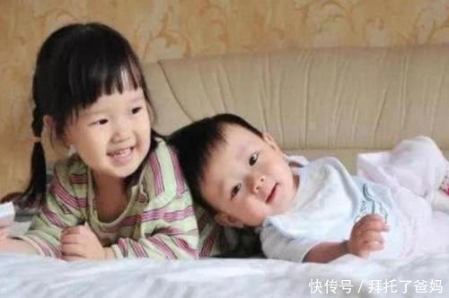 爸爸妈妈|爸爸只顾给姐姐吃水果,弟弟满脸委屈,弟弟我还是你亲生的吗