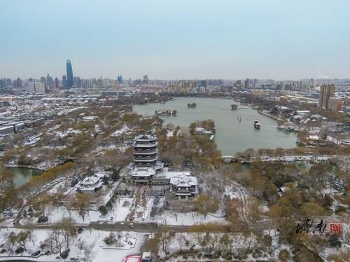 济南迎来降雪天气 变身“冰雪世界”