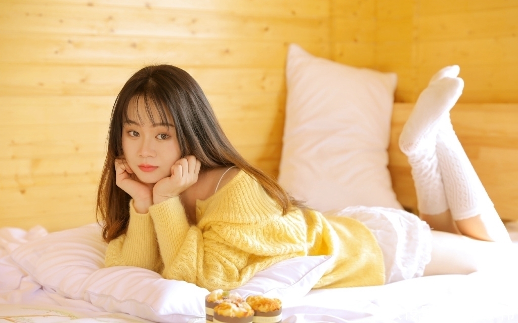 美女街拍柠檬味少女修长美腿性感写真图片，甜美的笑容很是治愈