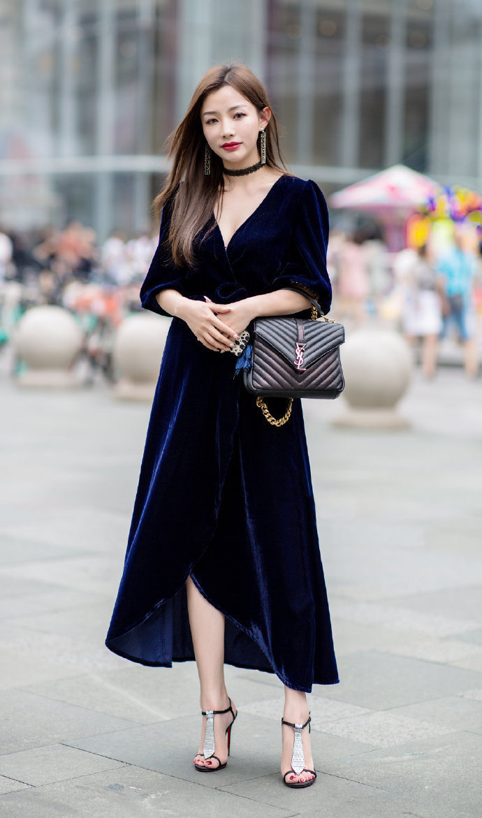 逆天|街拍小姐姐时髦美女颜值逆天,身材火辣大长腿超美