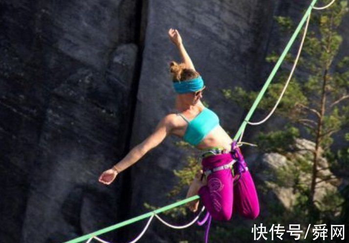 女子|我愿称她为最大胆的女子，一边走钢丝一边做瑜伽
