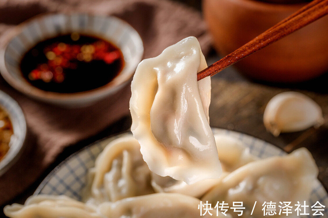 吃饺子|天热吃此馅饺子，2块钱一斤，鲜嫩清香又解腻，女人孩子多吃有益