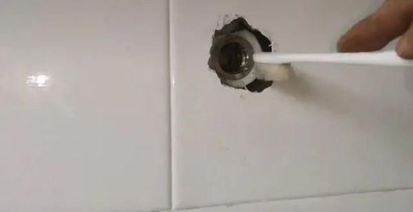 维修师傅|水龙头断在墙壁里怎么办不用花钱请维修师傅,教你妙招自己搞定