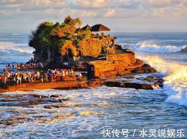 岛屿|巴厘岛“最神奇”寺庙，地处海中岩石上，涨潮成岛屿退潮变陆地