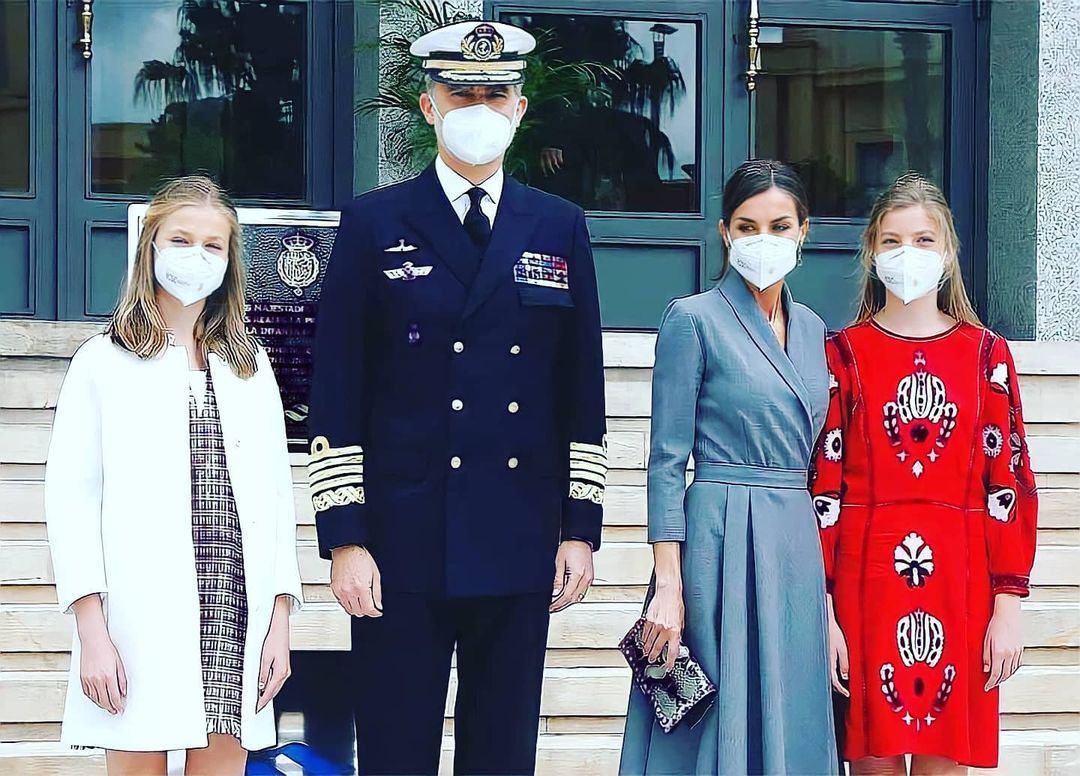 西班牙一家合体,小公主长胖萝卜腿上大块疤抢镜,穿红裙美过姐姐