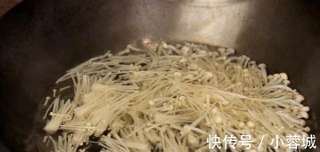 金针菇炒鸡蛋|金针菇别再凉拌了,加1个青椒和3个鸡蛋,做法超级简单家常,真香