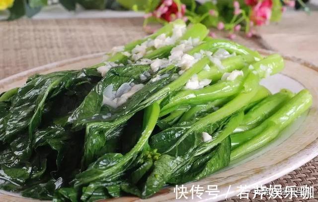 发黄|炒菜心时，牢记“1干1浇”的窍门，菜心鲜绿无比，爽脆还不发黄
