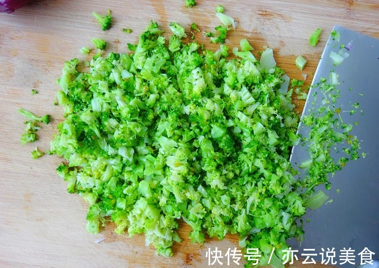 我的早餐饼火了,顶饱又低脂,同时还能润肤,最适合早秋